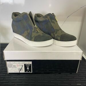 Blondo Women's Glenda Size 6 M Waterproof Wedge Heel Camo Suede Zip Up